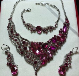 Parure de Bijoux Argentée avec Strass Rose Fuchsia - Élégance et Vivacité