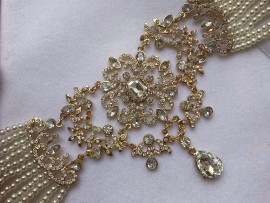 Collier Ras de Cou Doré à Perles et Strass – Ajustable et Élégant