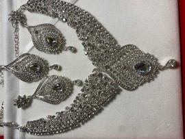 Parure Indienne Argentée à Strass – Collier, Boucles d'Oreilles et Tikka