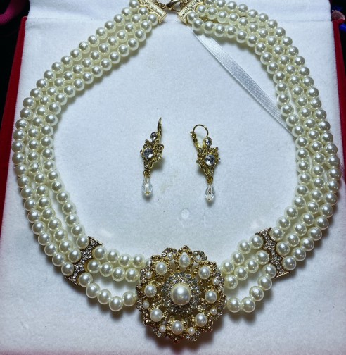 Parure Dorée à Perles – Collier Ras de Cou et Boucles d'Oreilles Élégants