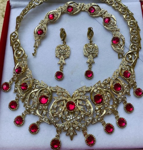 Parure Dorée avec Pierres Rose Fuchsia – Collier, Bracelet et Boucles d'Oreilles Élégants