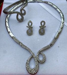 Parure Argentée – Collier, Bracelet et Boucles d'Oreilles Élégants