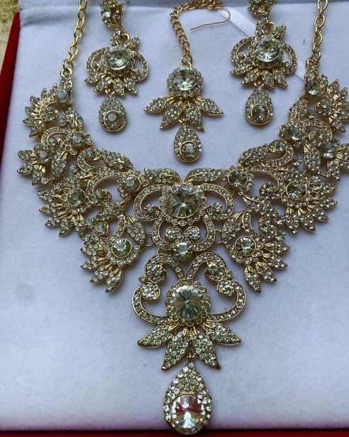 Parure Indienne Dorée avec Strass – Collier, Boucles d'Oreilles et Tikka Élégants