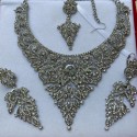 Parure Indienne Argentée avec Strass – Collier, Boucles d'Oreilles et Tikka Élégants