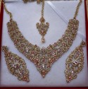 Parure Indienne Dorée avec Strass Rose Pâle – Collier, Boucles d'Oreilles et Tikka Élégants