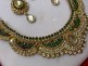 Parure Indienne Dorée avec Strass Vert Bouteille – Collier, Boucles d'Oreilles et Tikka Élégants