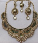 Parure Indienne Dorée avec Strass Vert Bouteille – Collier, Boucles d'Oreilles et Tikka Élégants