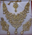 Parure Indienne Dorée avec Strass – Collier, Boucles d'Oreilles et Tikka Élégants