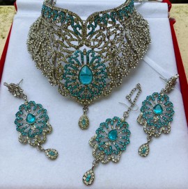 Parure Indienne Argentée avec Strass Bleu Ciel – Collier, Boucles d'Oreilles et Tikka Élégants