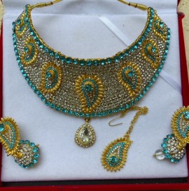 Parure Indienne Dorée avec Strass Bleu Ciel – Collier, Boucles d'Oreilles et Tikka Élégants