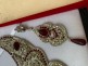 Parure Indienne Argentée avec Strass Rouge Bordeaux – Collier, Boucles d'Oreilles et Tikka Élégants