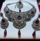 Parure Indienne Argentée avec Strass Rouge Bordeaux – Collier, Boucles d'Oreilles et Tikka Élégants