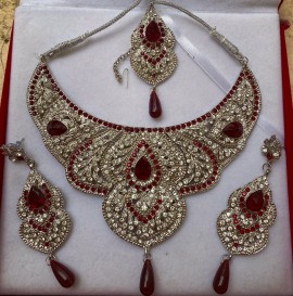 Parure Indienne Argentée avec Strass Rouge Bordeaux – Collier, Boucles d'Oreilles et Tikka Élégants