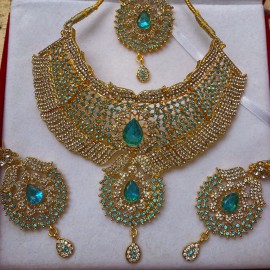 Parure Indienne Dorée avec Strass Bleu Ciel – Collier, Boucles d'Oreilles et Tikka Élégants