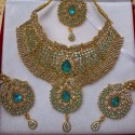 Parure Indienne Dorée avec Strass Bleu Ciel – Collier, Boucles d'Oreilles et Tikka Élégants