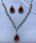 Parure 2 pièces en argenté avec collier et boucles d'oreilles aux pierres rouges - Élégance et raffinement