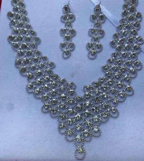 Parure 2 pièces en argenté avec collier et boucles d'oreilles aux pierres rouges - Élégance et raffinement